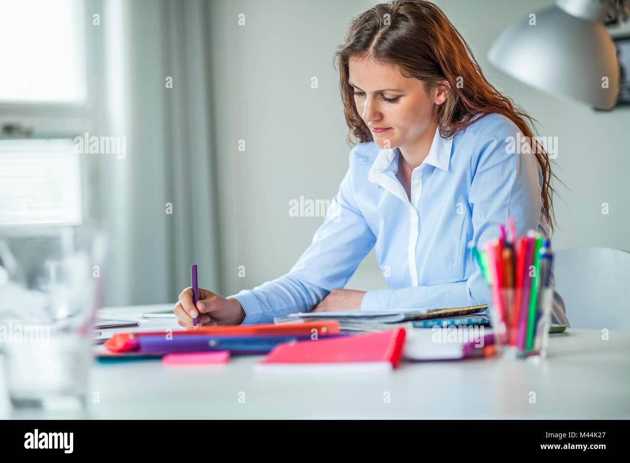 Junge weibliche Mode Designer am Schreibtisch im Büro arbeiten Stockfoto