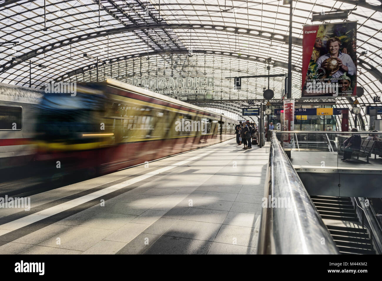 Plattform in den Berliner Hauptbahnhof mit Einfahren Stockfoto