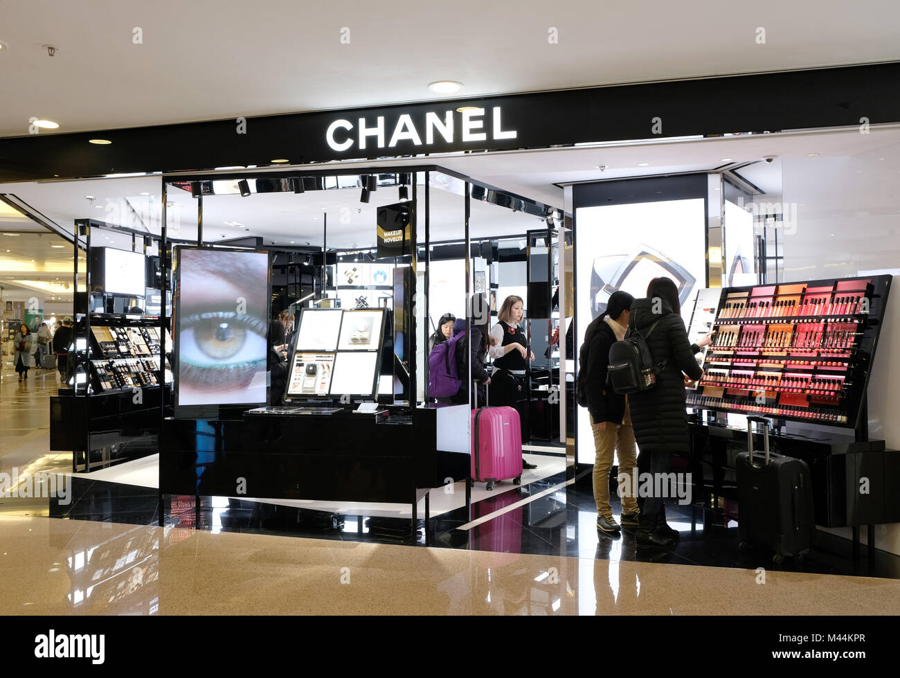 Hongkong - Februar 4, 2018: Chanel Store in Hongkong. Chanel ist eine von vielen Luxus Marken Mode Unternehmen mit Weltruf. Stockfoto