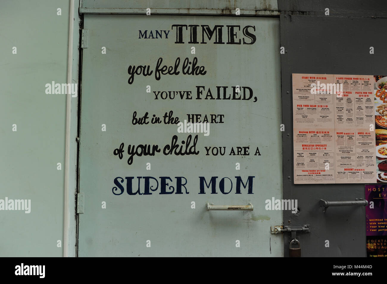 Zitate über parenting auf einer Tür in Sheung Wan, Hong Kong Stockfoto