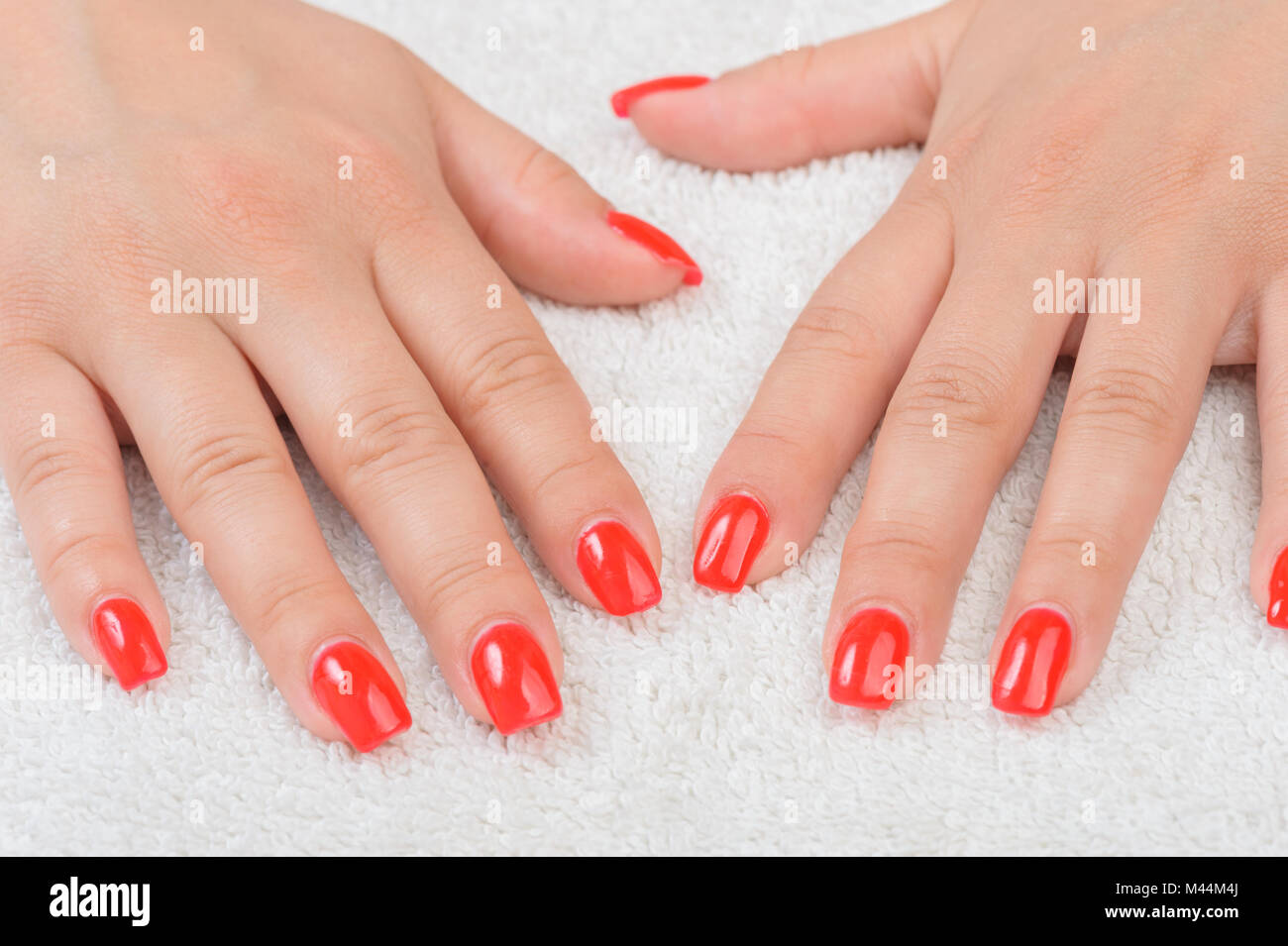 weibliche Finger mit roten Emaille Stockfoto
