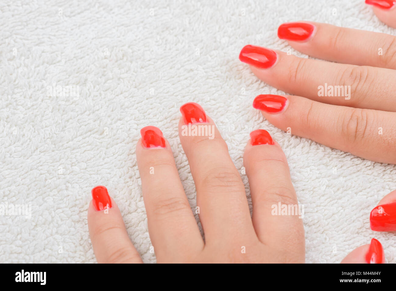weibliche Finger mit roten Emaille Stockfoto