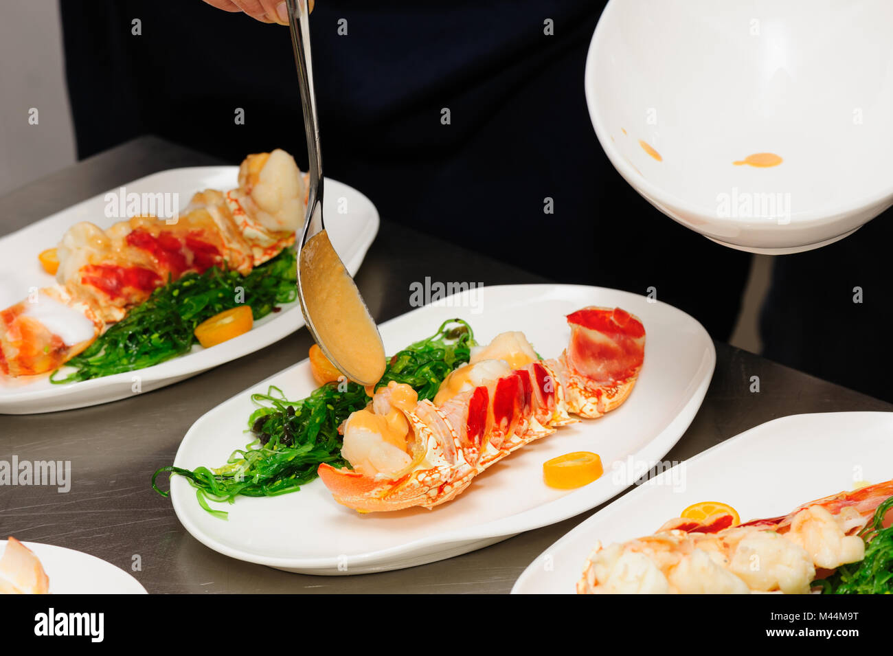 Gekochten Hummer auf Teller dekorieren Stockfoto