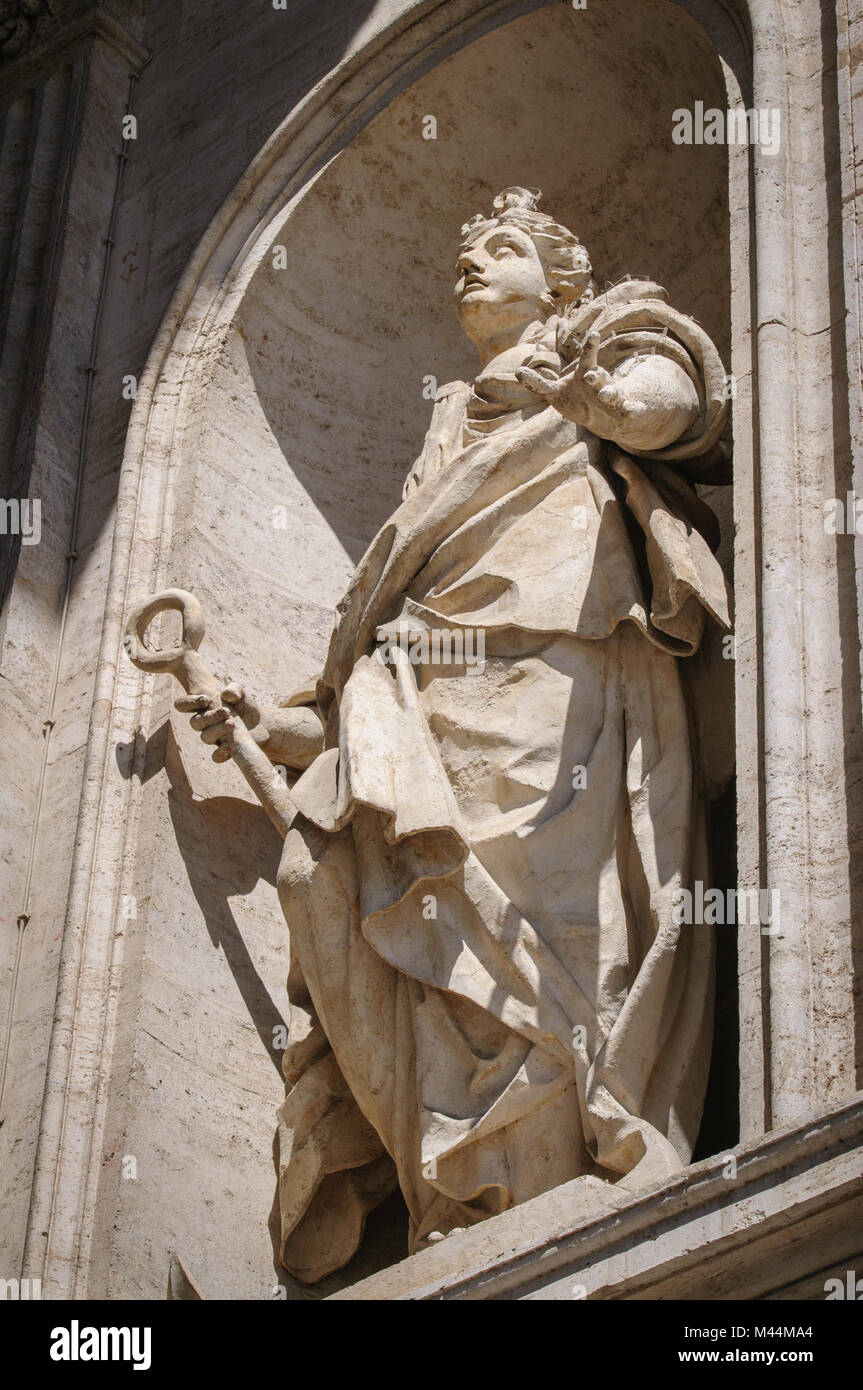 Statue auf dem Wal von St. Peter Cathedral im Vatikan Stockfoto