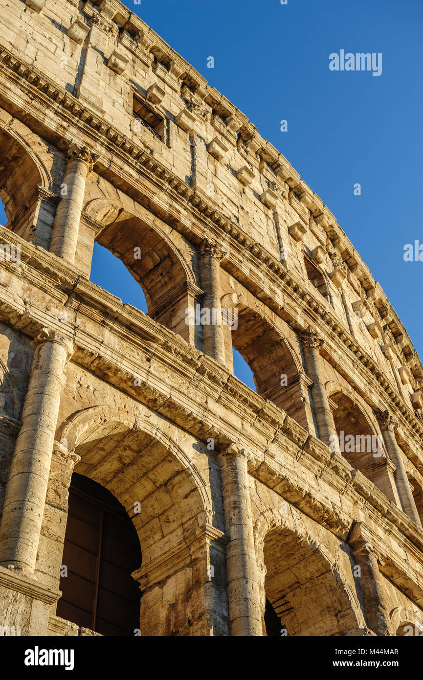 Teilansicht des Kolosseum Ruinen. Italien, Rom. Stockfoto