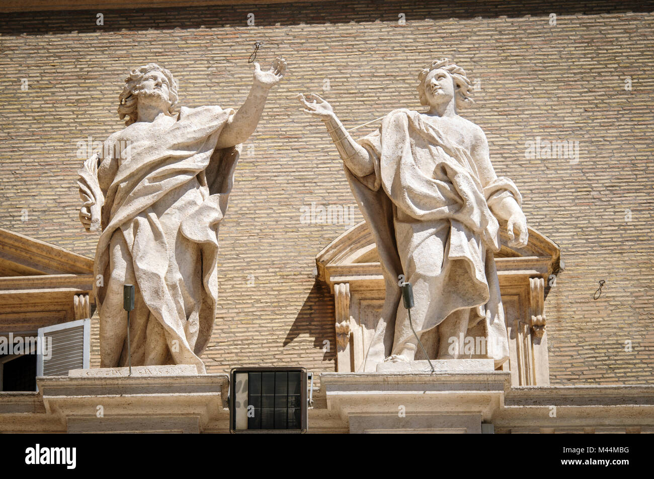 Statuen auf dem Dach des St. Peter Cathedral im Vatikan Stockfoto