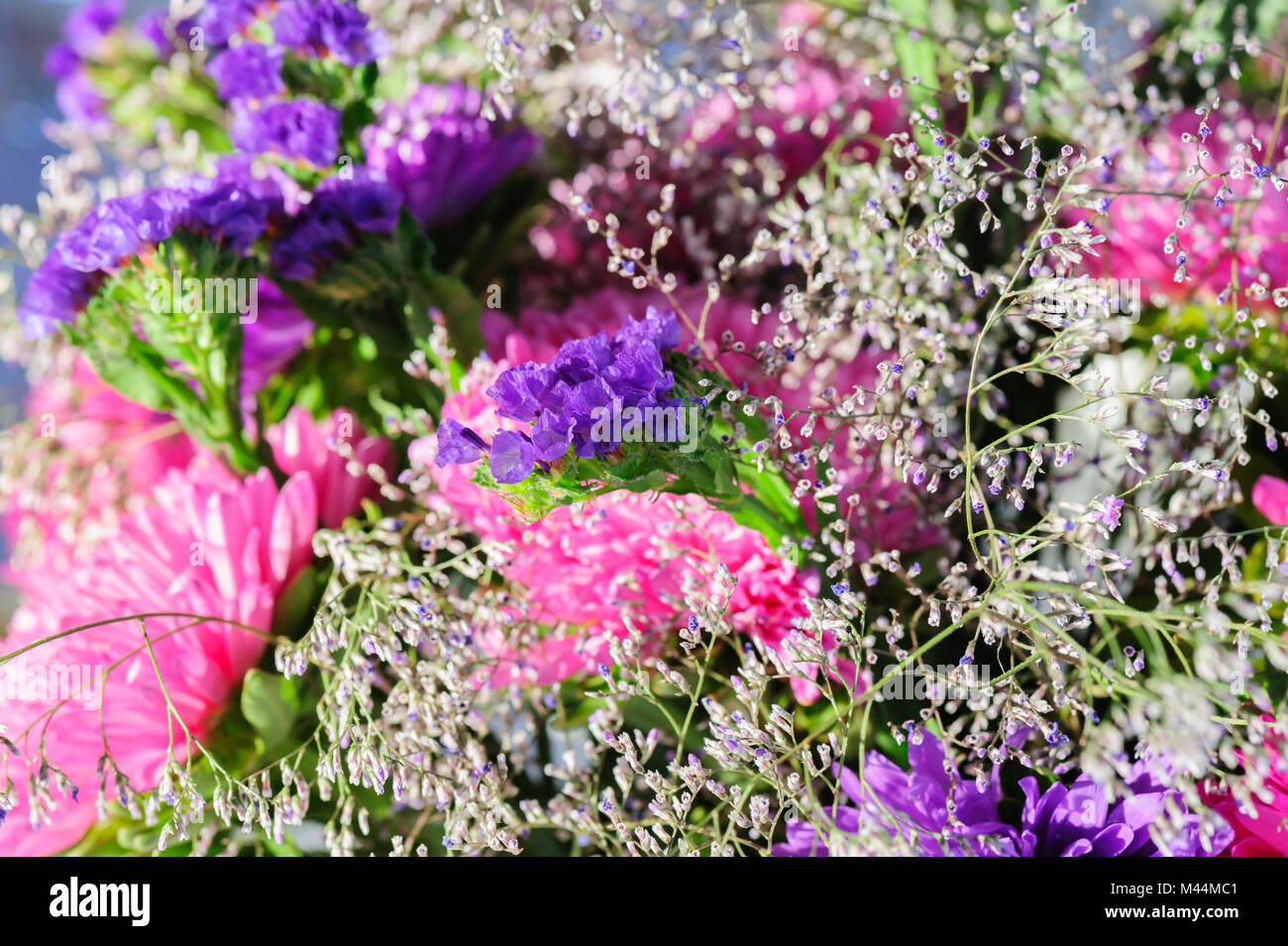schöner Blumenstrauß von hellen Wildblumen Stockfoto