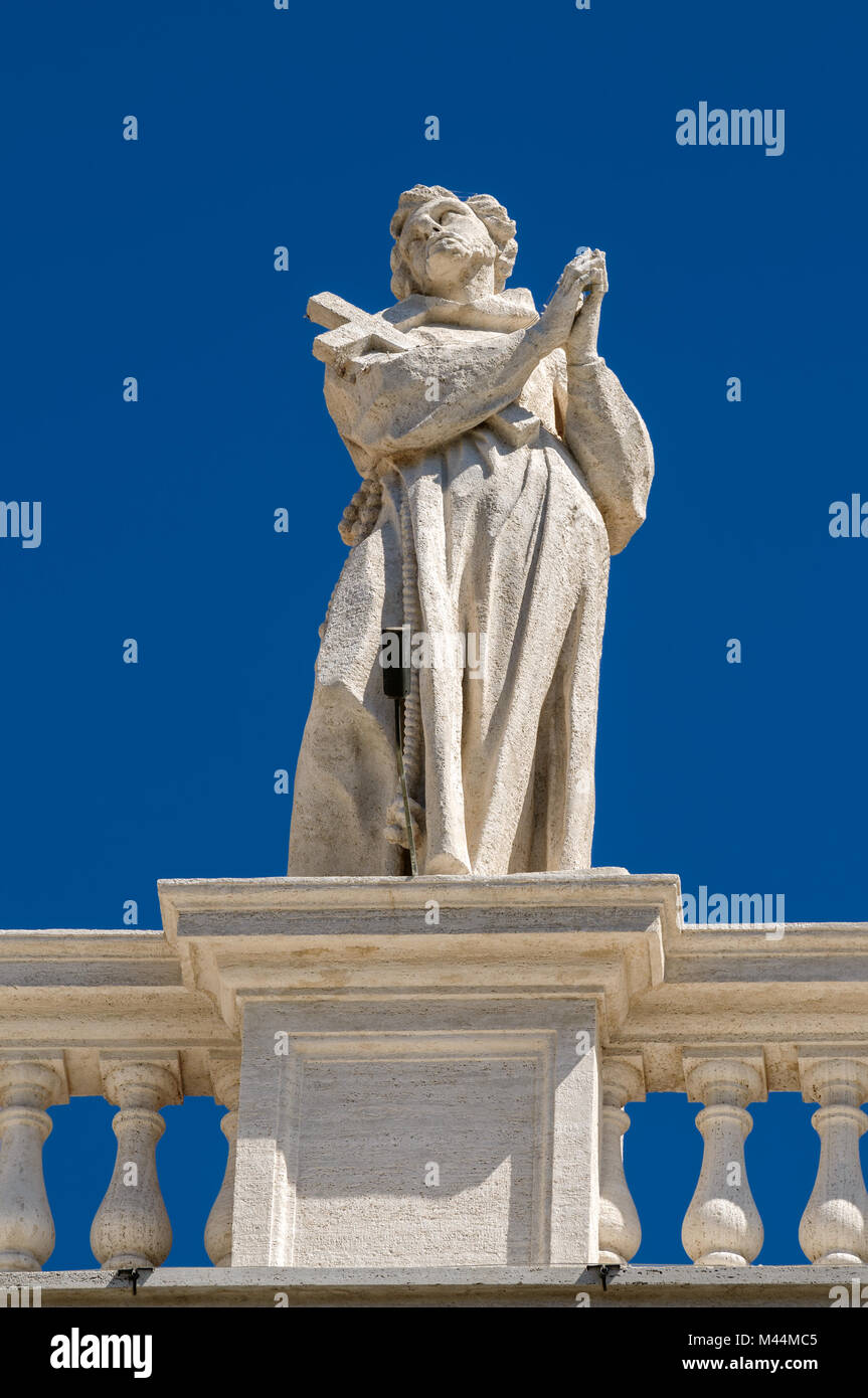 Statuen auf dem Dach des St. Peter Cathedral im Vatikan Stockfoto