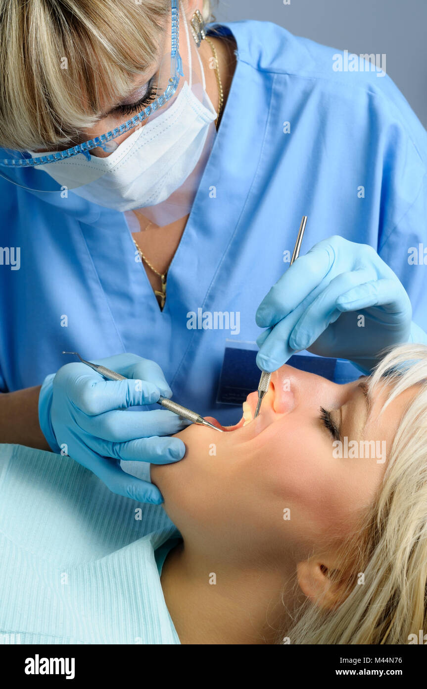 Zahnarzt mit Patienten, dental Calculus entfernen Stockfoto