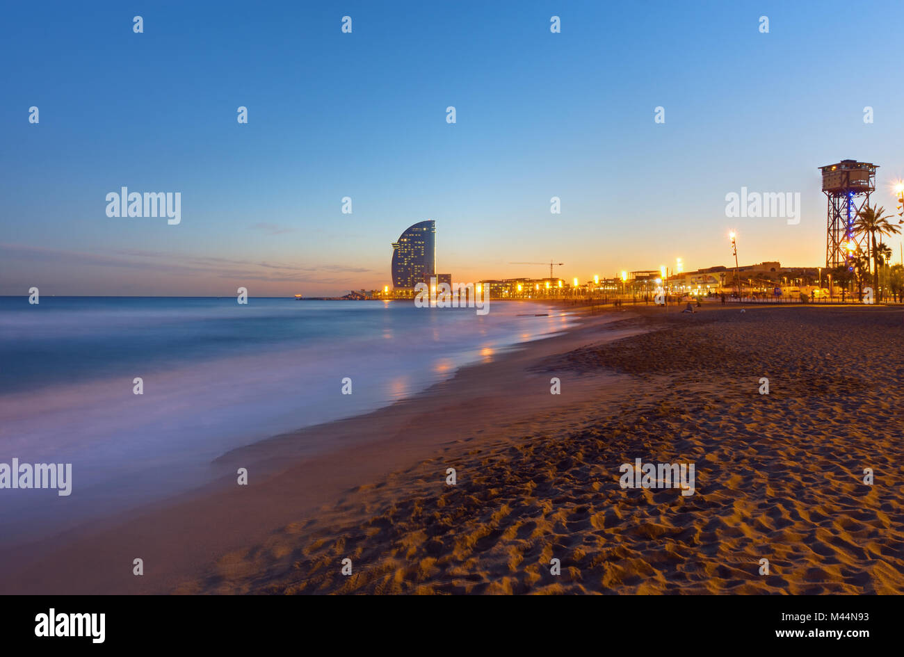 Strand in Barcelona bei Sonnenuntergang Stockfoto