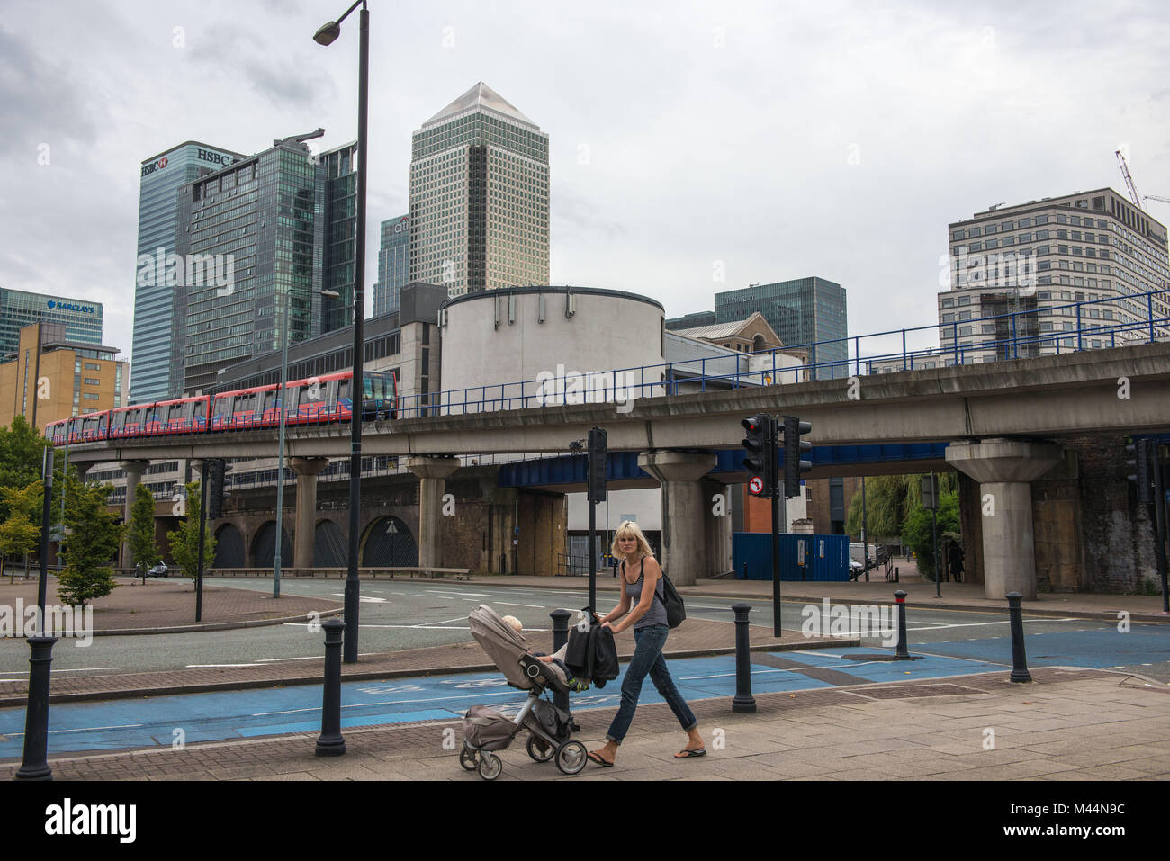 London, Vereinigtes Königreich. Mutter mit Kinderwagen, Canary Wharf. Stockfoto