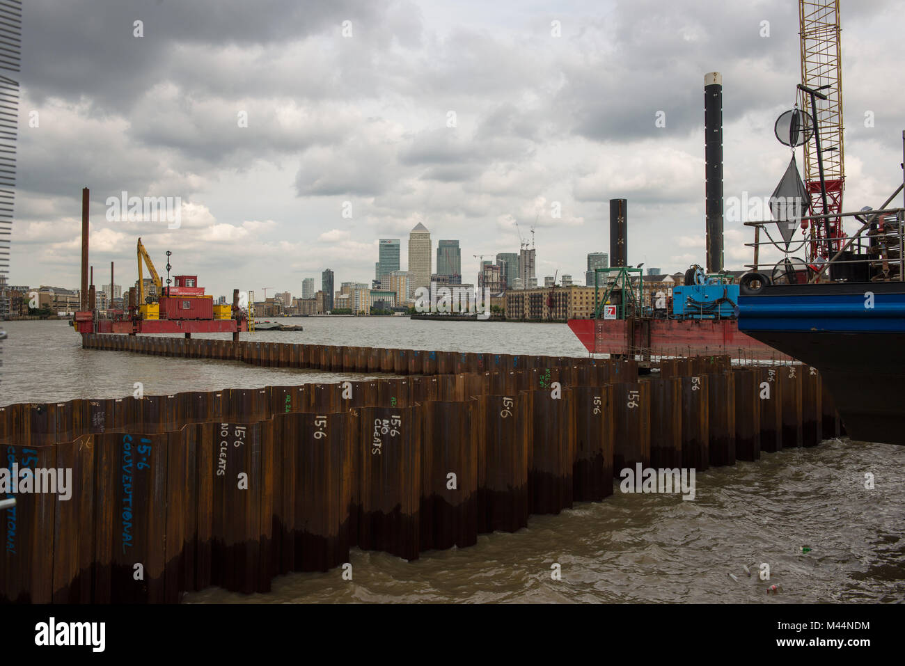 London, Vereinigtes Königreich. Blick auf Canary Wharf finanzielle Bezirk vom Ufer der Themse. Stockfoto