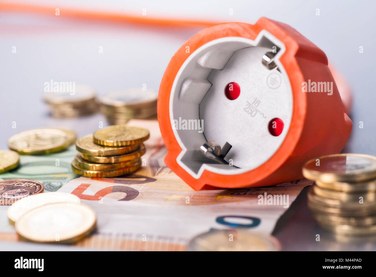 Buchse mit Münzen und Banknoten Stockfoto