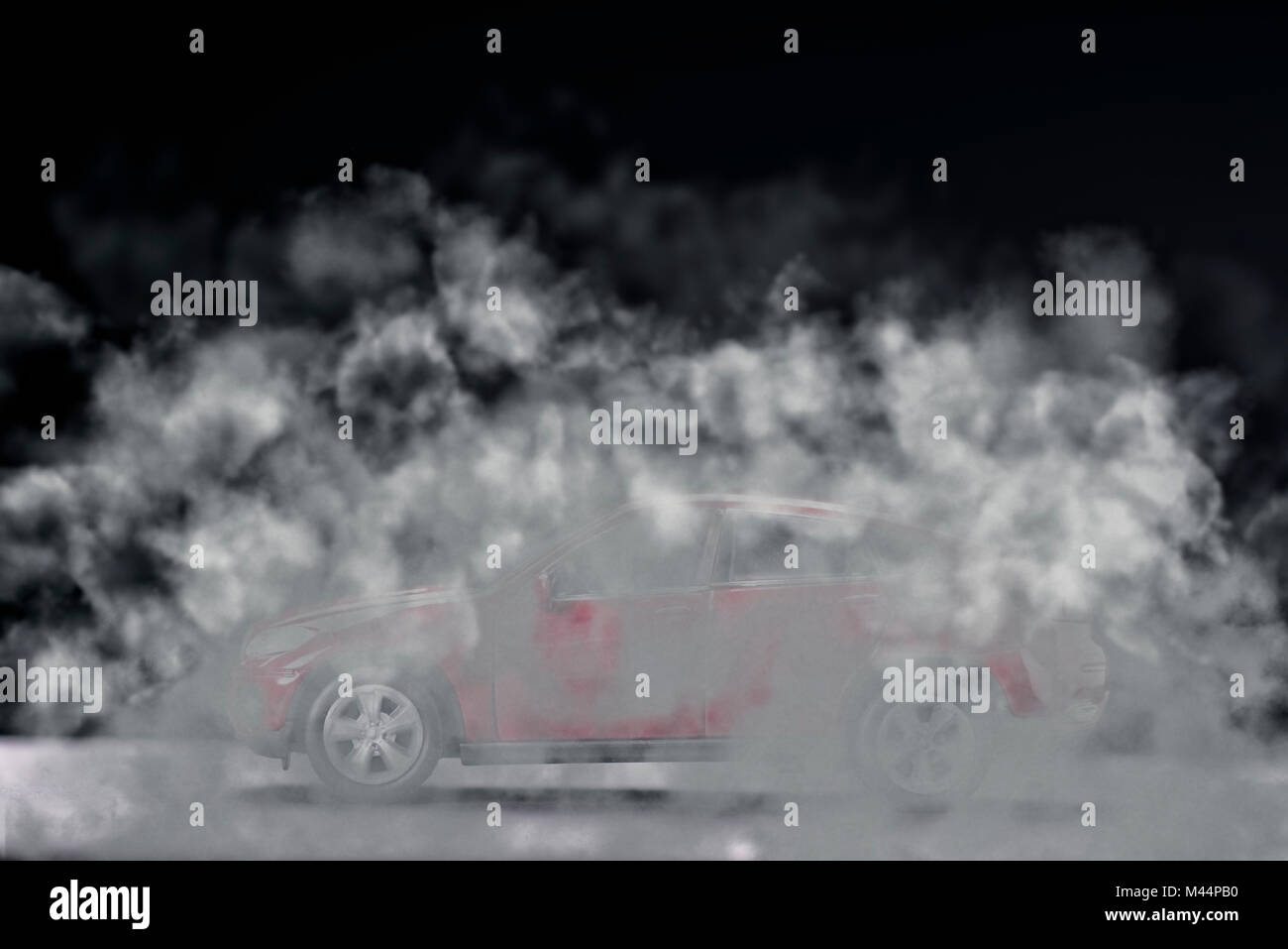 Auto ist von dunklem Rauch bedeckt Stockfoto