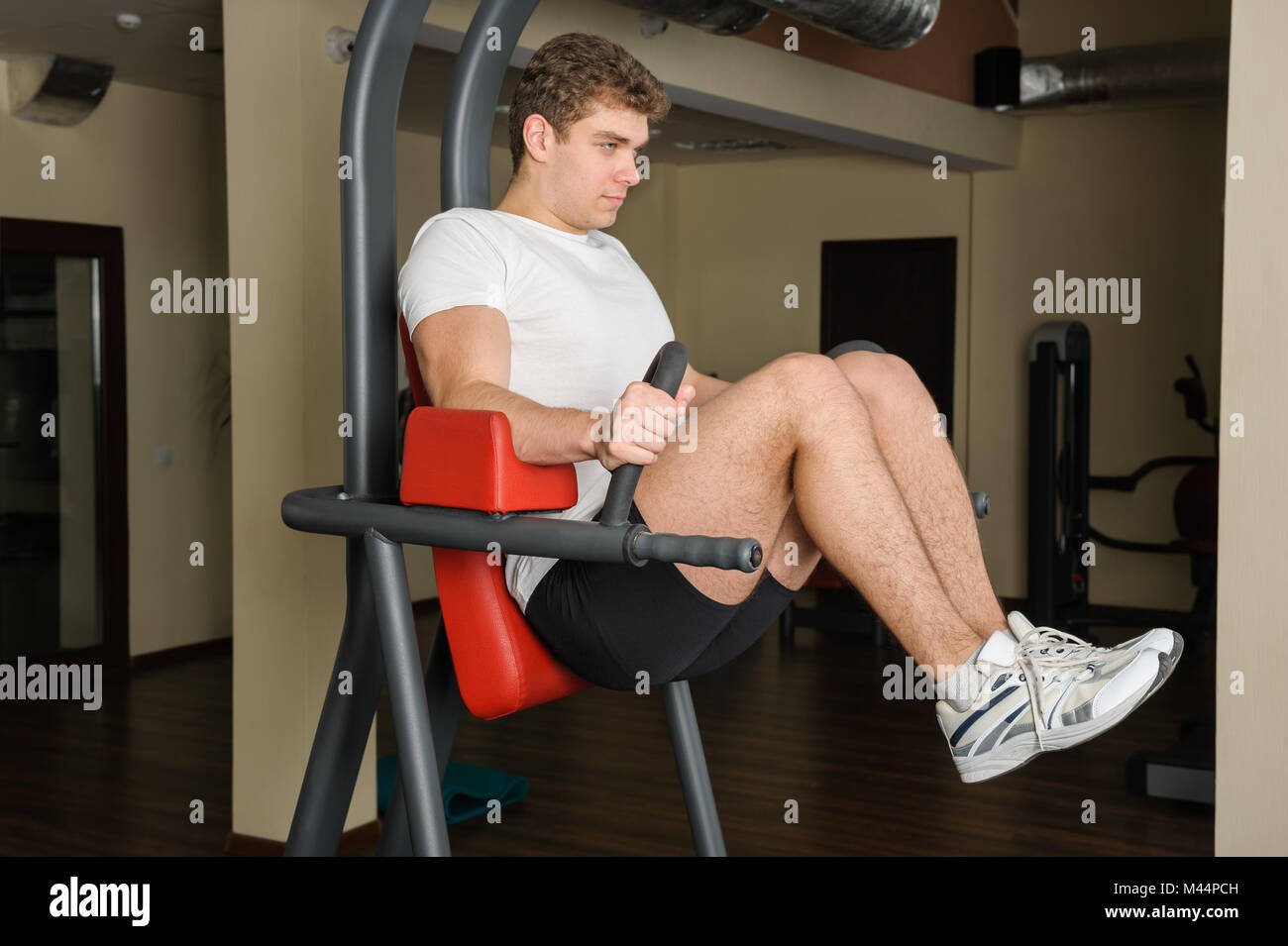 junger Mann dabei Lats Pulldown-Training Stockfoto