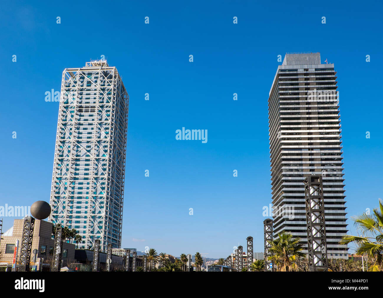 Zwei Hochhäuser in Barcelona in der Nähe des Strandes Stockfoto