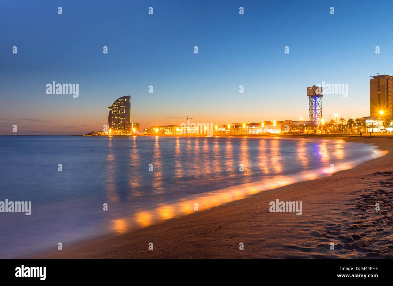 Strand in Barcelona bei Sonnenuntergang Stockfoto
