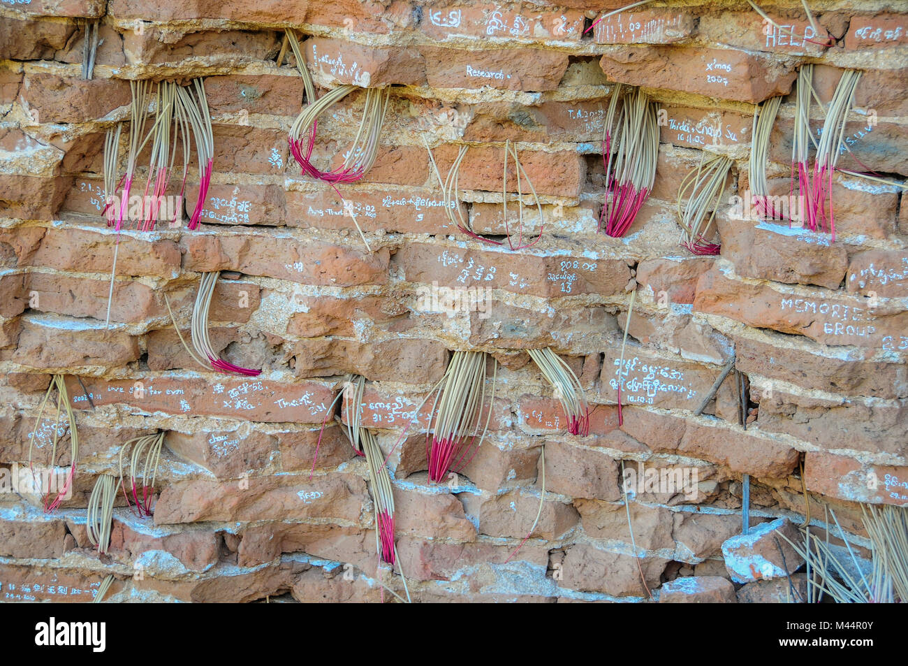 Räucherstäbchen eingefügt in eingestürzten Wand an der Mingun Pagode, in der Nähe von Mandalay Stockfoto