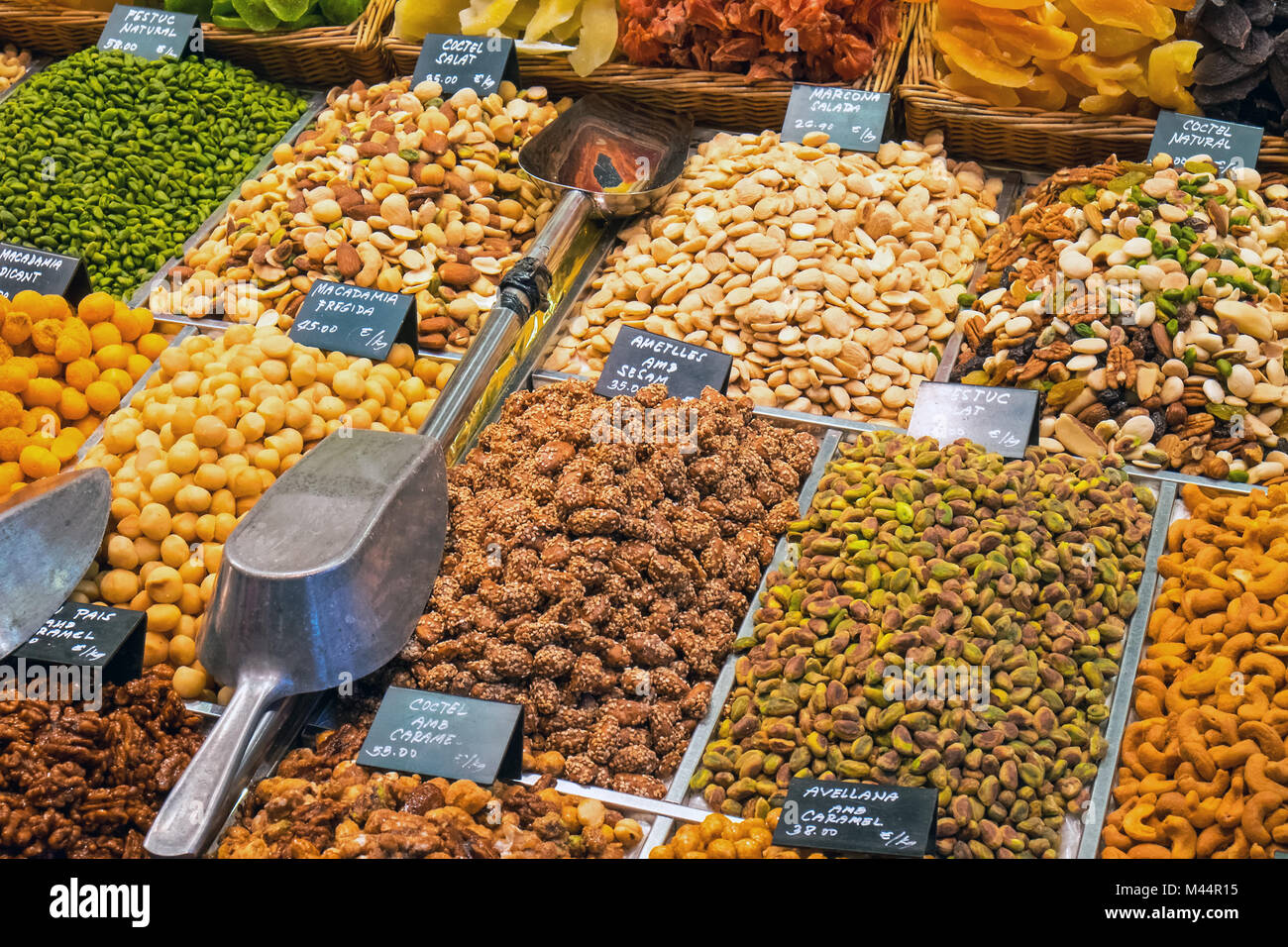 Auswahl an Muttern an der berühmten La Boqueria Markt Stockfoto