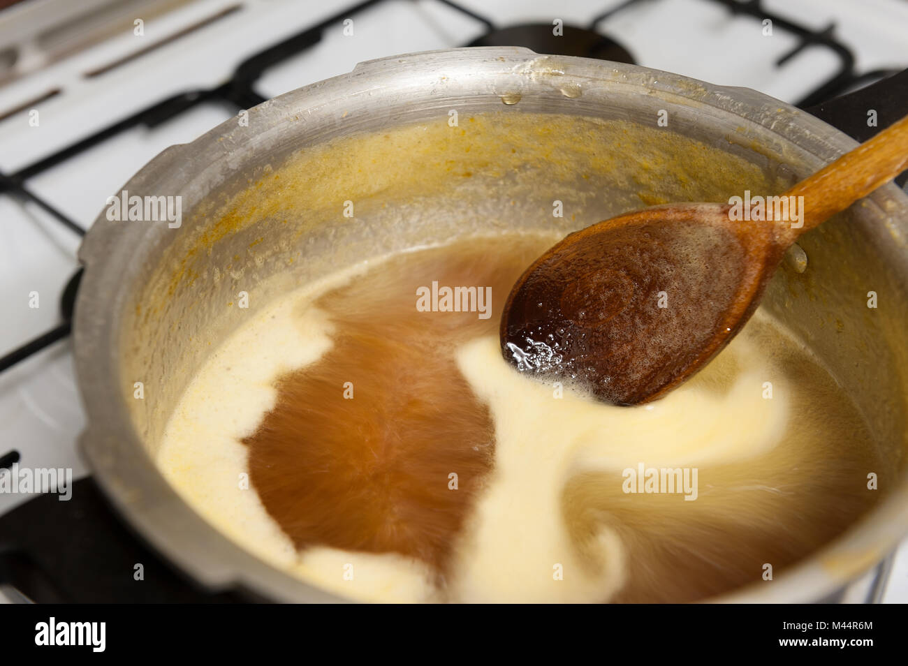 Home gemacht Marmelade mit Saville kochen Orangen, wo es ein hohes Risiko für Zucker jam mix Kochen am Herd Wenn vergessen zu rühren ist Stockfoto