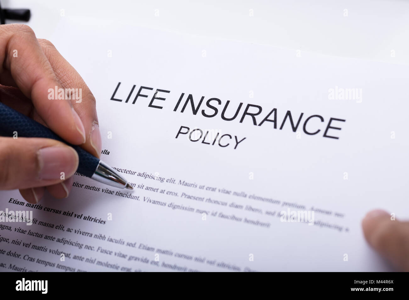 Nahaufnahme von einer Person Hand Befüllen Lebensversicherung Form Stockfoto