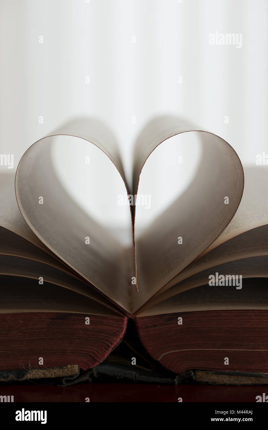 Große alte antike Buch Duckworth die Enzyklopädie der nützlichen Informationen und Atlas der Welt 1891 viel gelesen und liebte Abgenutzte Seiten Stockfoto