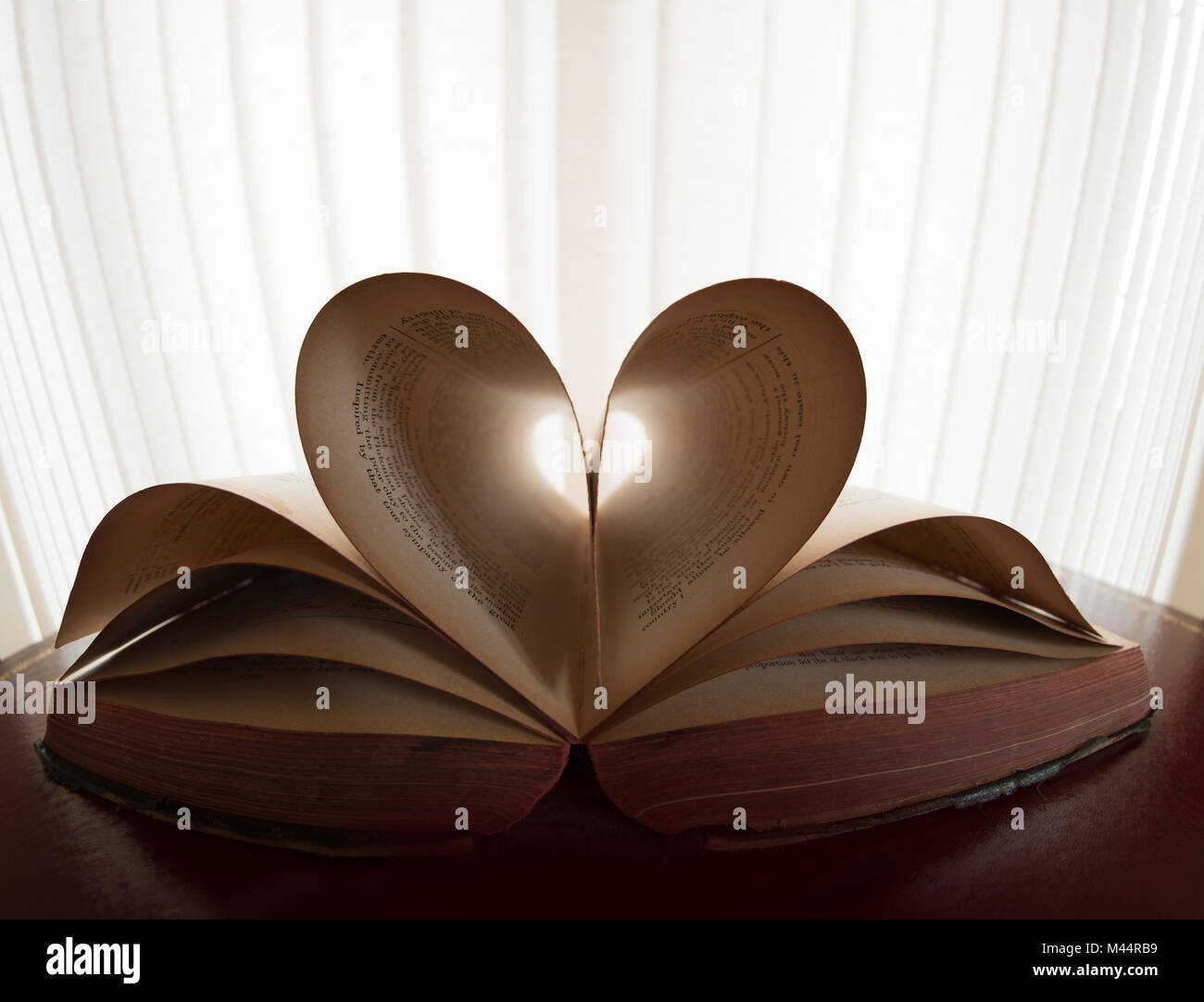 Große alte antike Buch Duckworth die Enzyklopädie der nützlichen Informationen und Atlas der Welt 1891 viel gelesen und liebte Abgenutzte Seiten Stockfoto