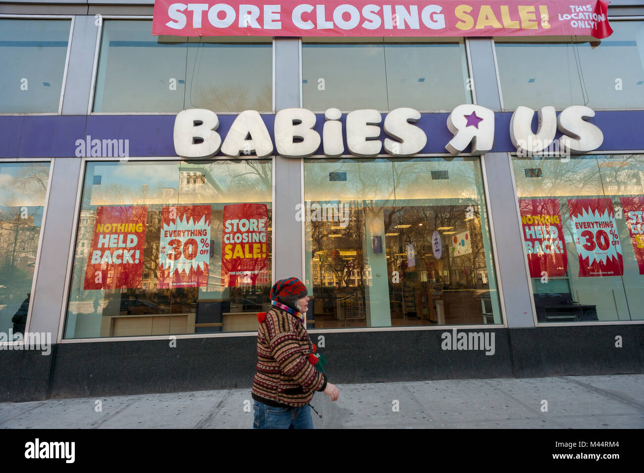 Anzeichen auf eine bald geschlossen werden Babies R Us Store in der Nähe des Union Square in New York verkünden seine Rabatte als Teil seiner schließen Verkauf am Donnerstag, 8. Februar 2018. Toys R Us angekündigt, dass es bis zu 182 Filialen als Teil der Reorganisation in der Nähe nach dem Konkurs. Ihre retail Fußabdruck verkleinern wird 20 Prozent und einige Standorte werden jetzt eine kombinierte Toys R Us und Babies R Us Marken. (© Richard B. Levine) Stockfoto