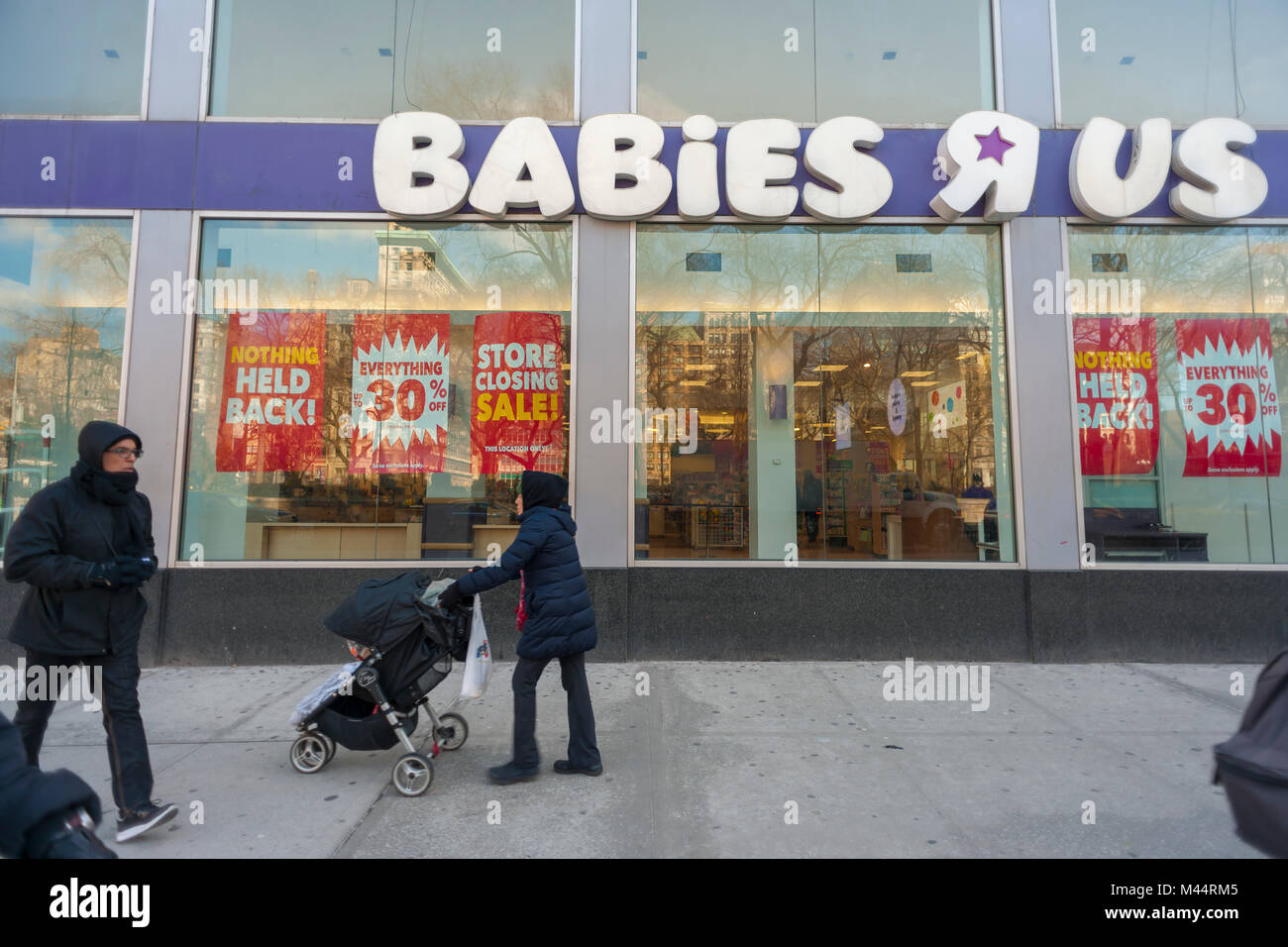 Anzeichen auf eine bald geschlossen werden Babies R Us Store in der Nähe des Union Square in New York verkünden seine Rabatte als Teil seiner schließen Verkauf am Donnerstag, 8. Februar 2018. Toys R Us angekündigt, dass es bis zu 182 Filialen als Teil der Reorganisation in der Nähe nach dem Konkurs. Ihre retail Fußabdruck verkleinern wird 20 Prozent und einige Standorte werden jetzt eine kombinierte Toys R Us und Babies R Us Marken. (© Richard B. Levine) Stockfoto