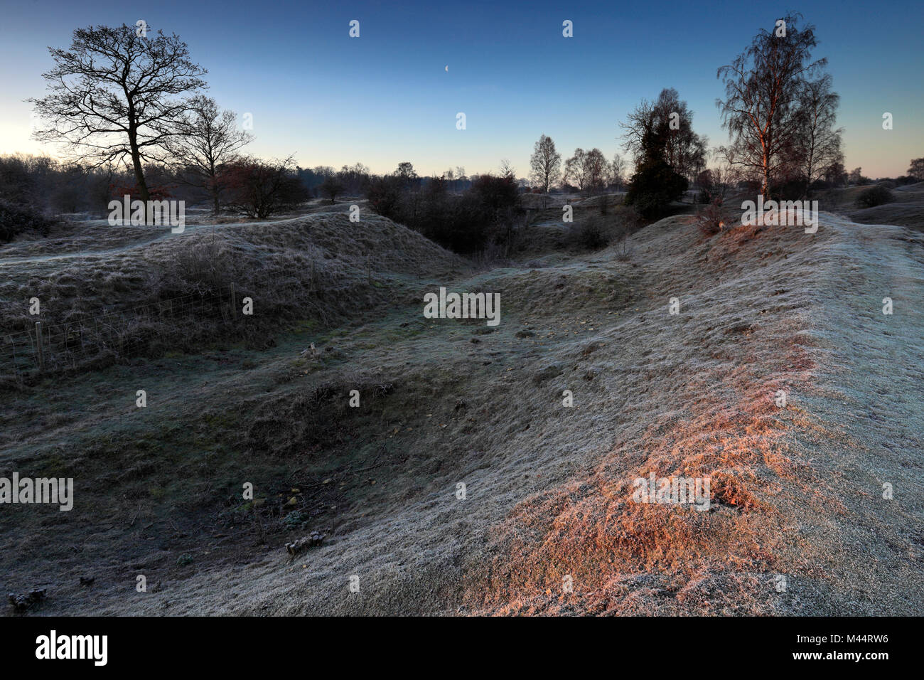 Winter Frostige Dämmerung, Barnack Hügel N Löcher, SSSI, Barnack Dorf, Cambridgeshire, England, Großbritannien Stockfoto