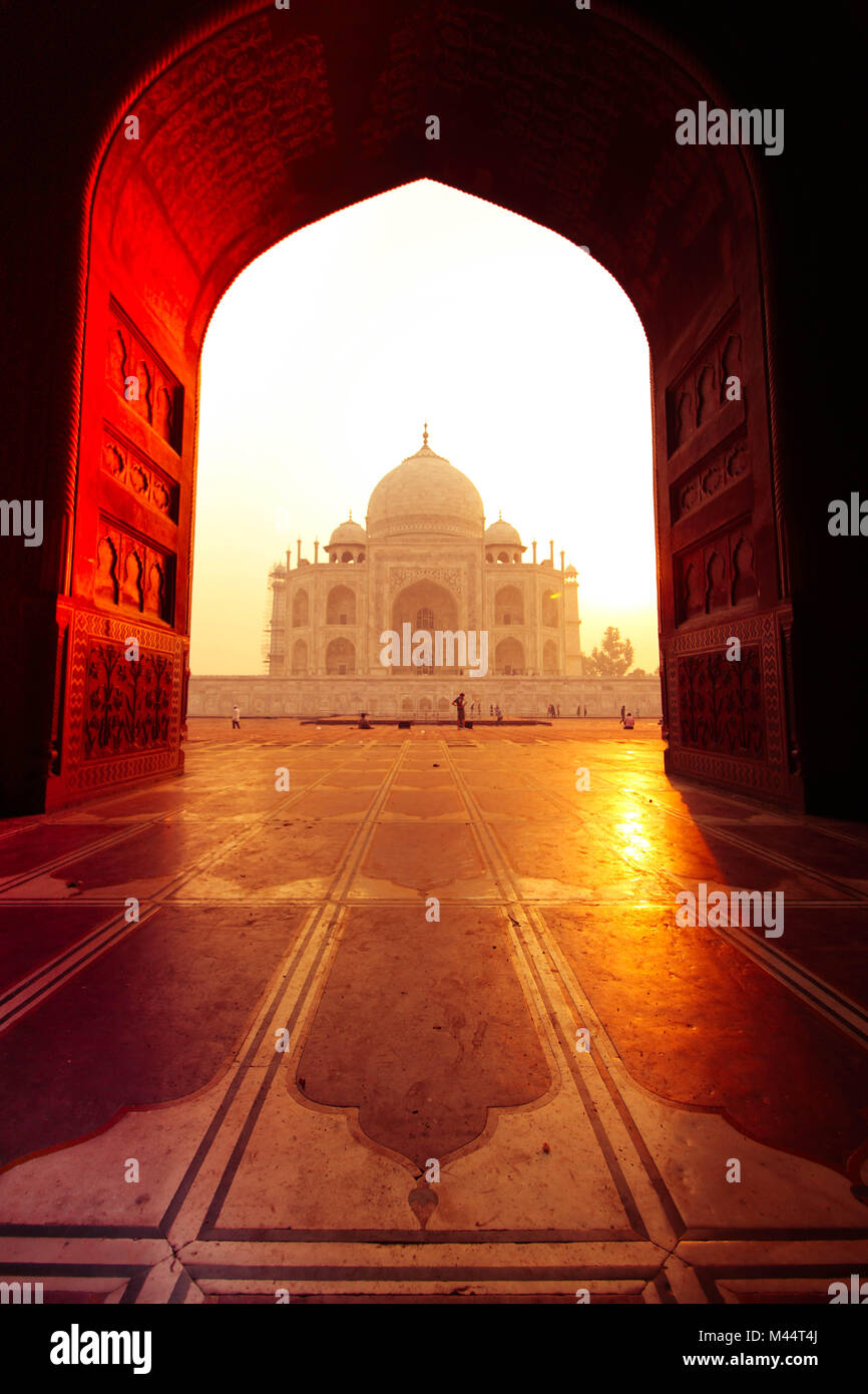 Blick auf den Taj Mahal von Moschee, Agra, Uttar Pradesh, Indien Stockfoto