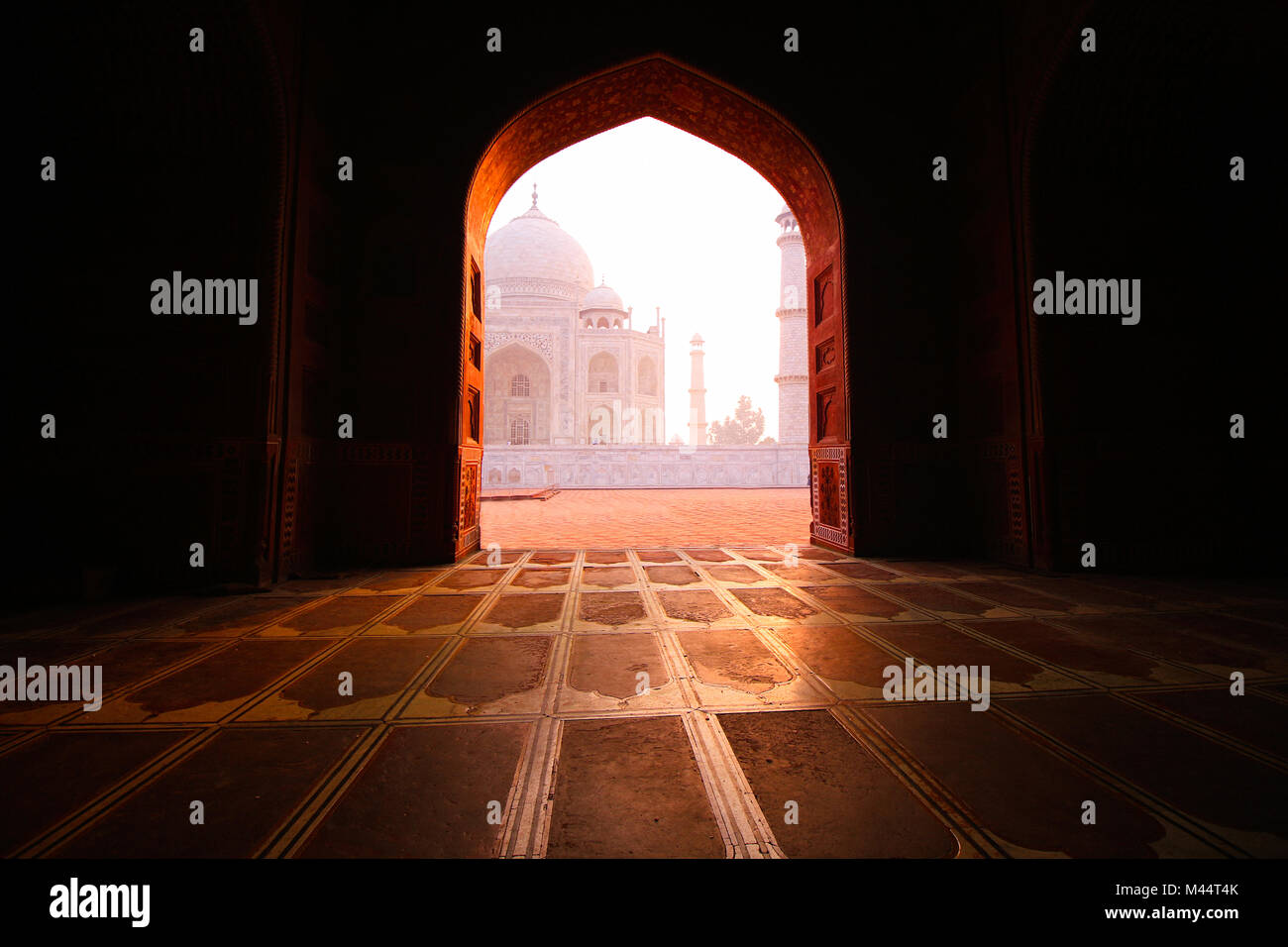 Blick auf den Taj Mahal von Moschee, Agra, Uttar Pradesh, Indien Stockfoto