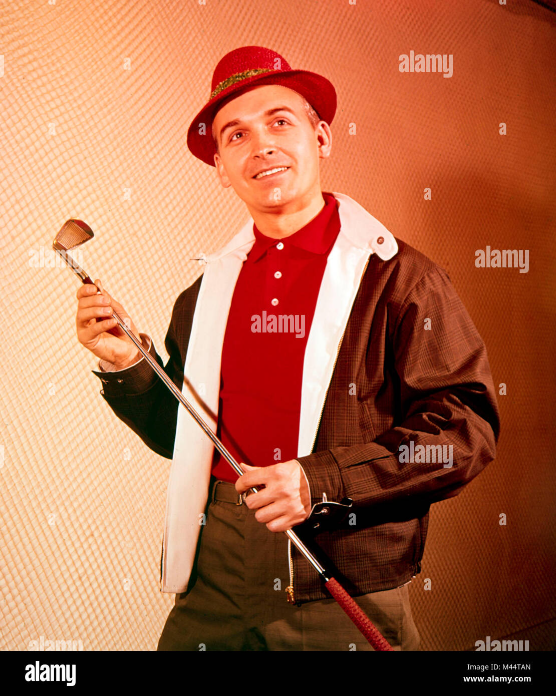 Das Modell zeigt die neuesten in Golfkleidung halten Sie ein Bügeleisen, Ca. 1962. Datei name: Stockfoto