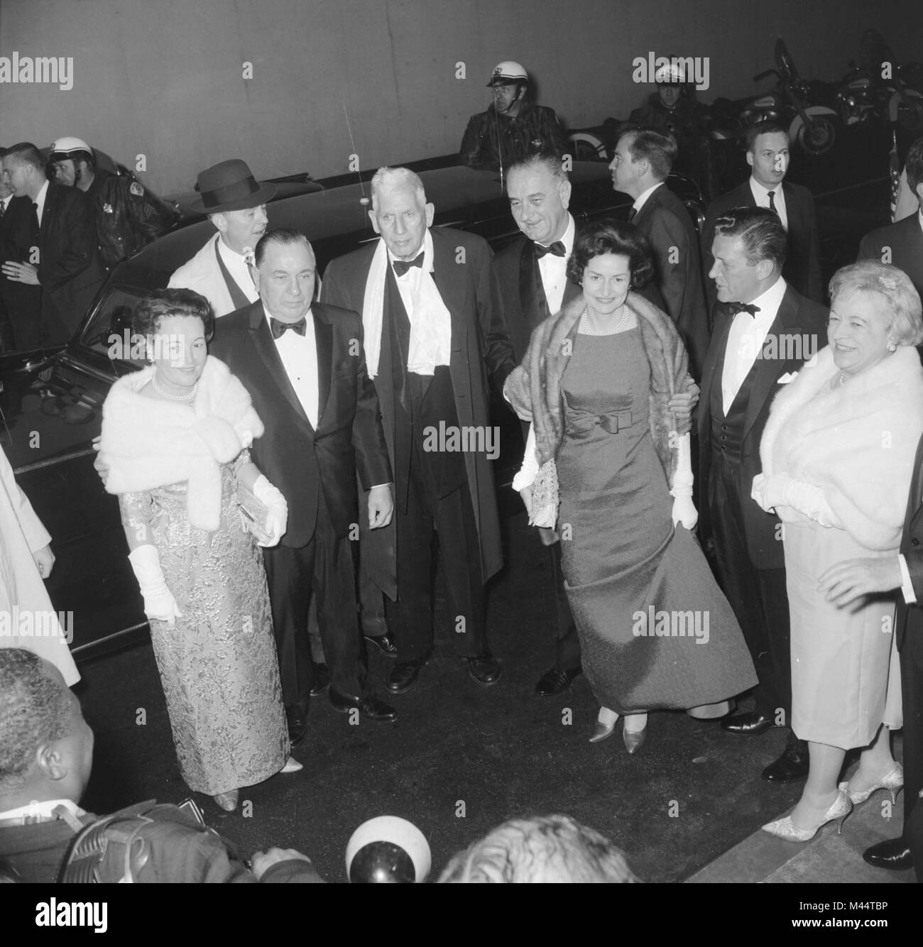 Präsident Lyndon Johnson und Lady Bird ankommen bei einer Veranstaltung in Chicago, Ca. 1964. Stockfoto