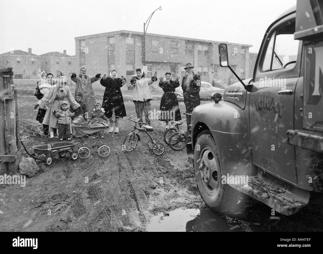 Frau und Kinder Bühne ein Protest gegen LKW-Verkehr in ihrem Wohngebiet, Ca. 1956. Stockfoto