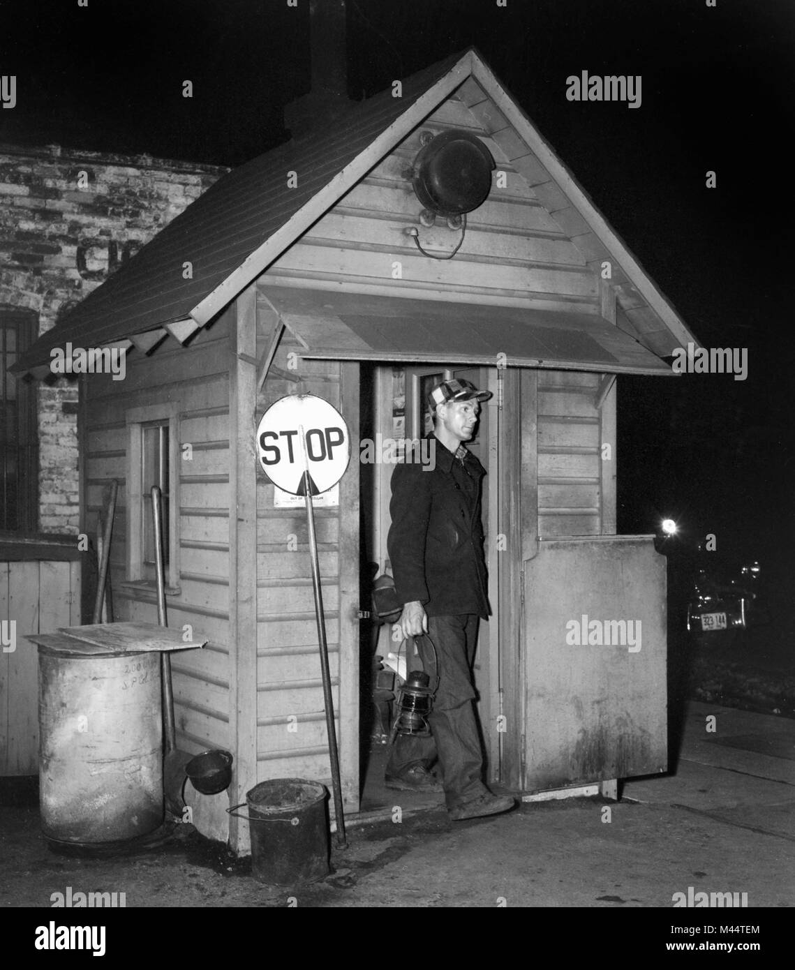 Ein Zug der switchman Durchführung einer Laterne ergibt sich aus seinem Rail Yard Hütte in Chicago, Ca. 1948. Stockfoto