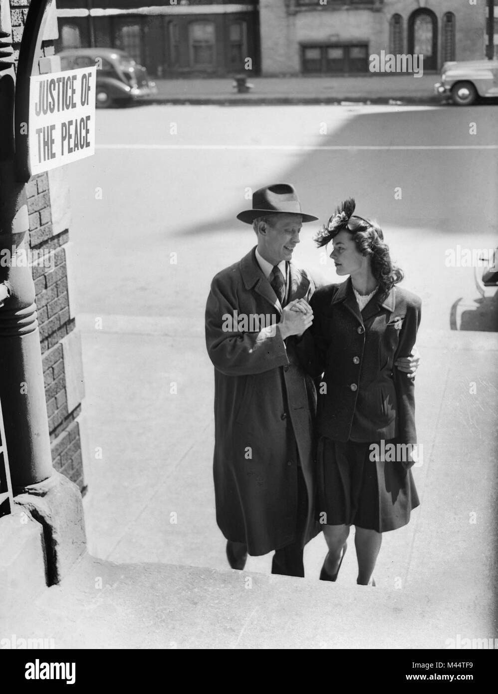 Junges Paar in Liebe Kopf für die Gerechtigkeit des Friedens, zu heiraten, Ca. 1942. Stockfoto