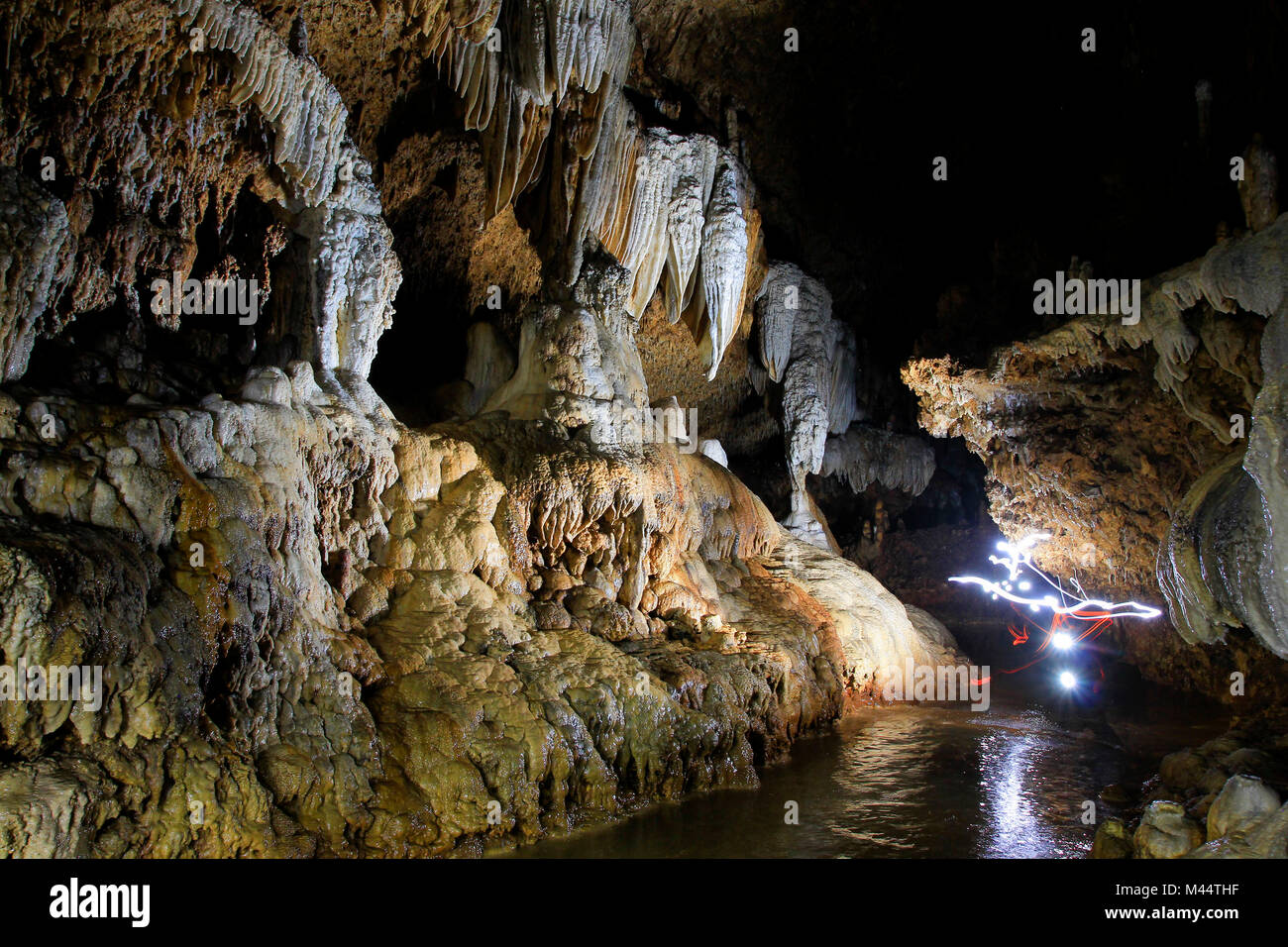 Wunderschöne Ornamente der Gilap Höhle in Gunungsewu Karstgebiet, Indonesien. Stockfoto