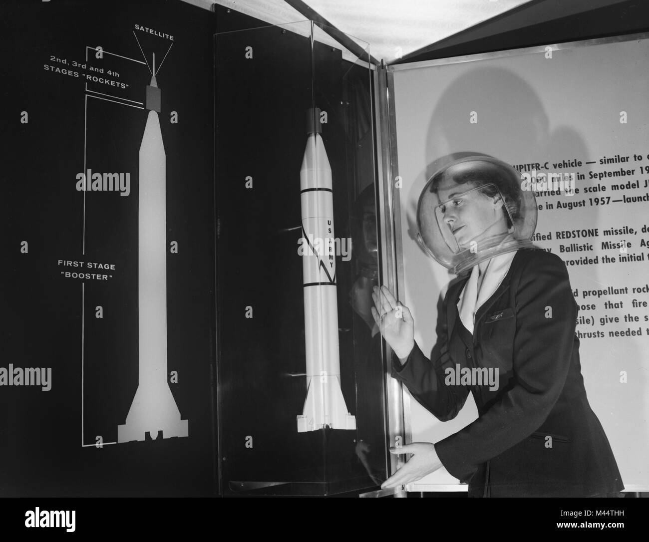 Eine Frau untersucht eine Anzeige von der US-Armee Jupiter-C-Rakete im Chicago Museum von Wissenschaft und Industrie in den späten 1950er Jahren. Stockfoto