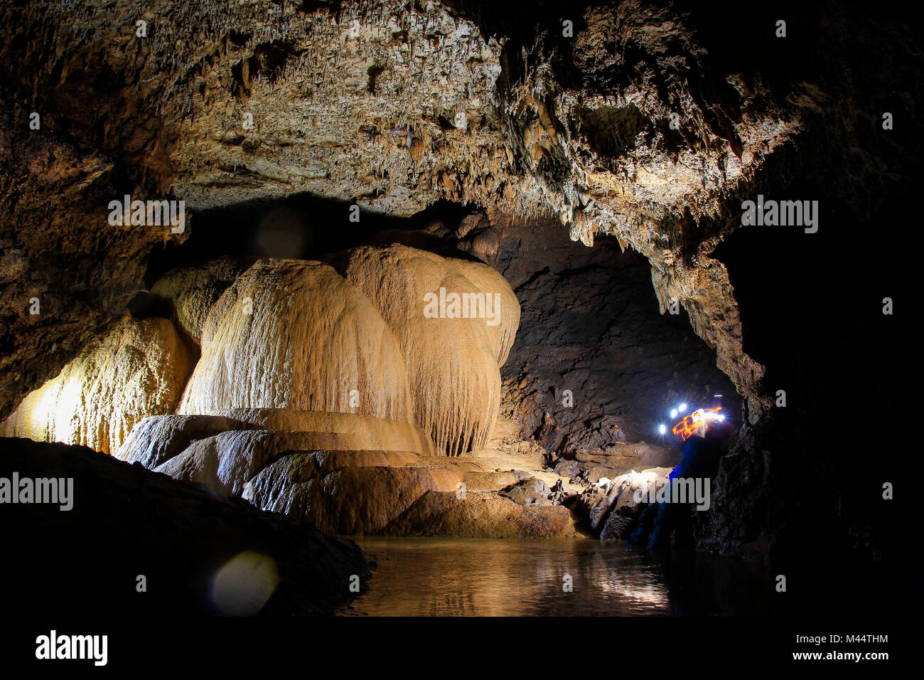 Schönheit Ornament Gilap Höhle in Gunungsewu Karst, Yogyakarta, Indonesien. Der Karst ist ein Wasserschutzgebiet, unter dem viele unterirdische Flüsse fließen. Stockfoto