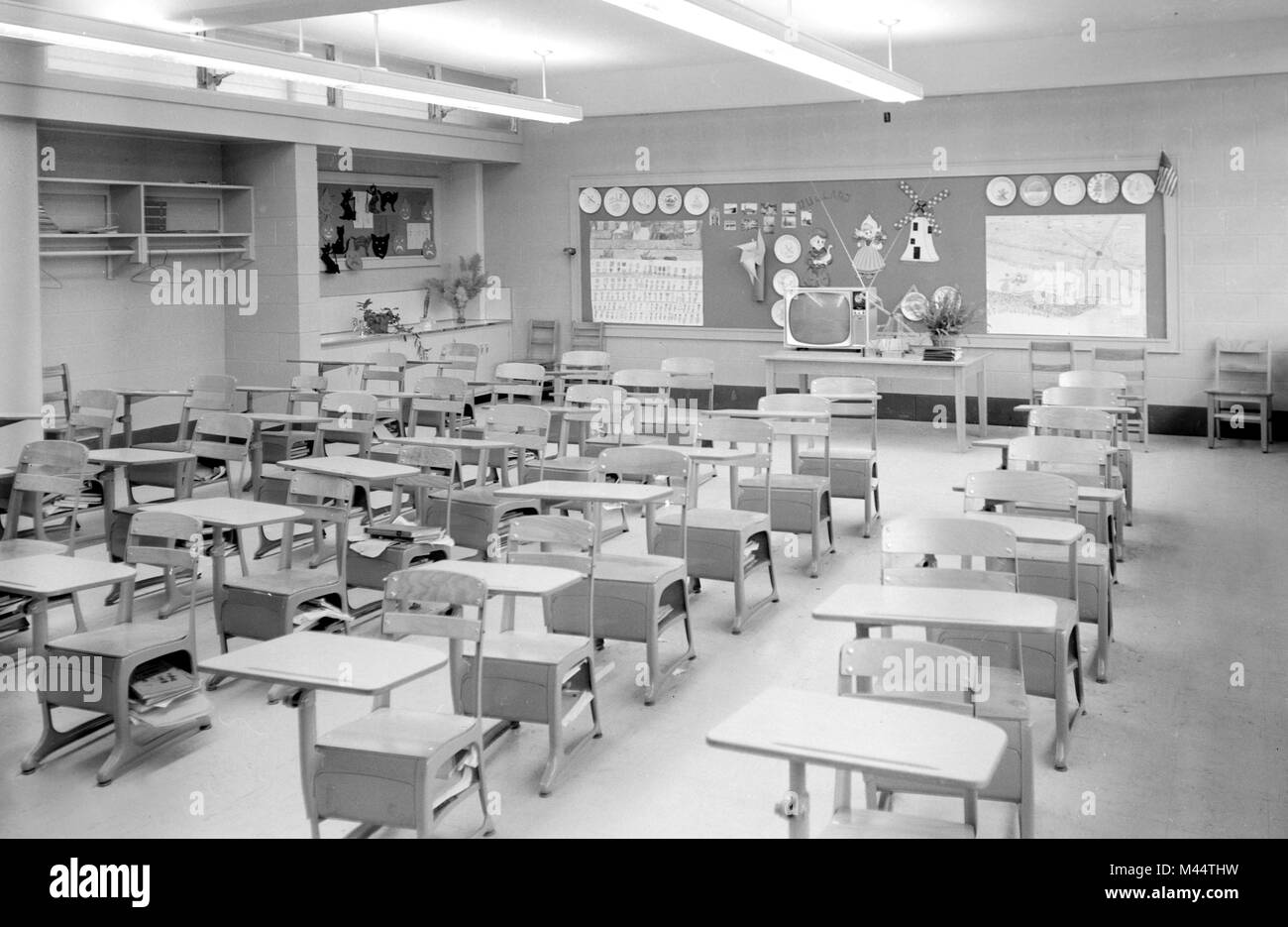Leere Klassenzimmer mit TV, Ca. 1960. Stockfoto