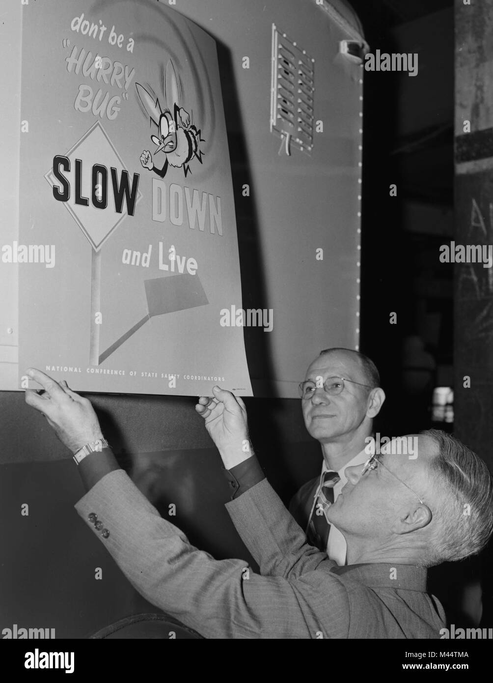 Staat Illinois Beamten hängen Sie einen öffentlichen Dienst Poster über die Fahrsicherheit, Ca. 1960. Stockfoto
