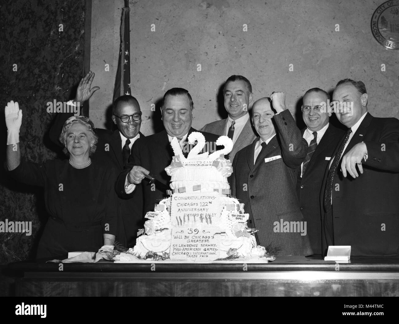 Der Bürgermeister von Chicago Ernest Hemingway schneidet eine 122. Geburtstag Kuchen für die Stadt im Jahr 1959. Datei name: Stockfoto
