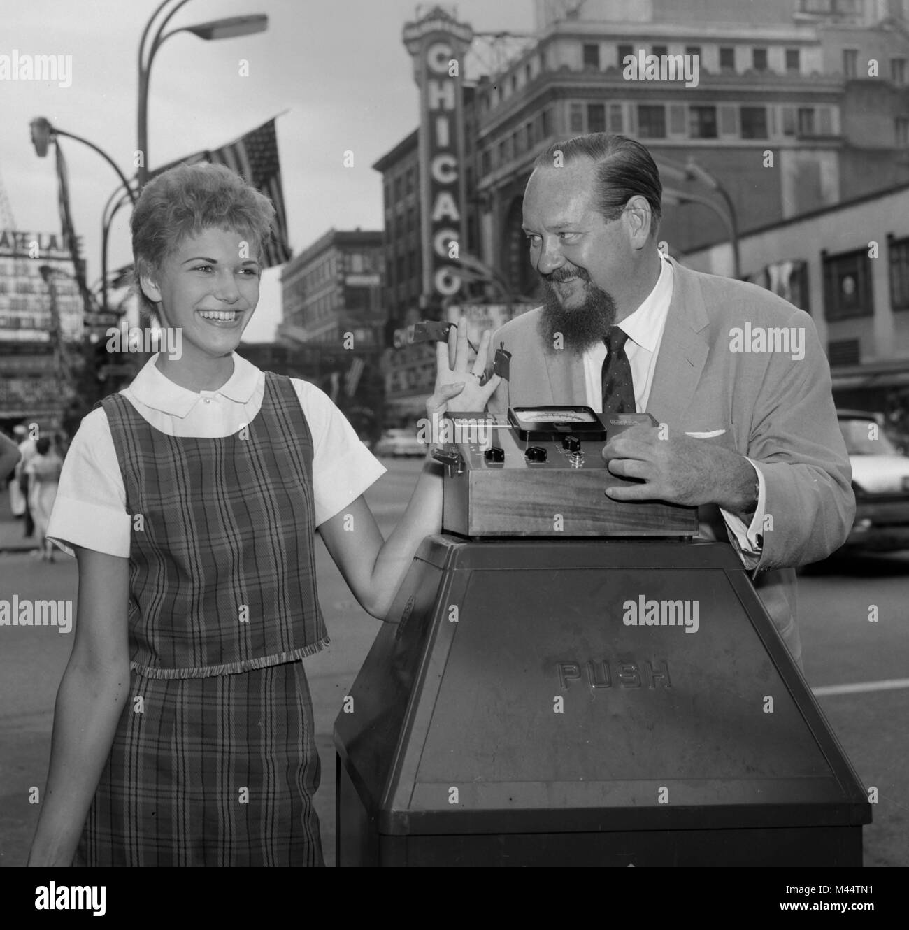 Krämer Jim Moran Tests eine junge Frau mit seinem hapometer Ihr "Glück" zu ermitteln, Ca. 1959. Stockfoto