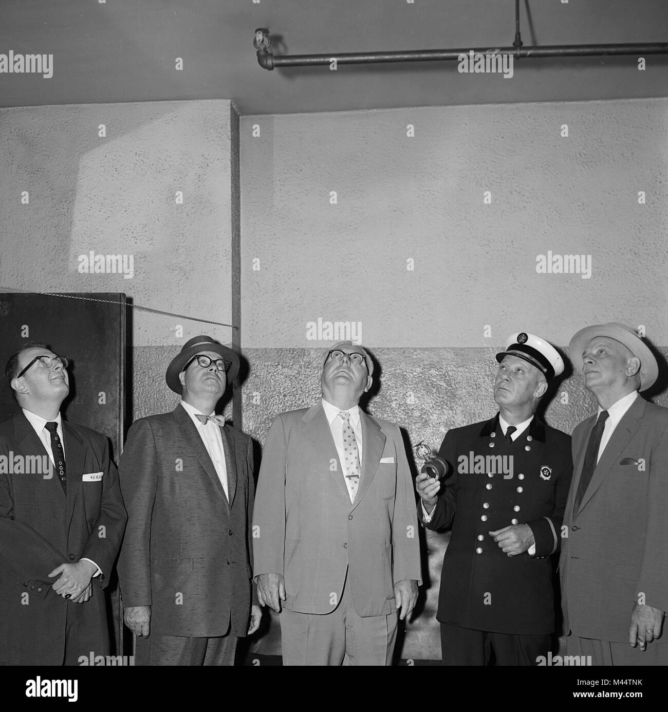 Ein Chicago Feuerwehr Kapitän zeigt Stadt Beamte die Freuden der Sprinkler, Ca. 1958. Stockfoto