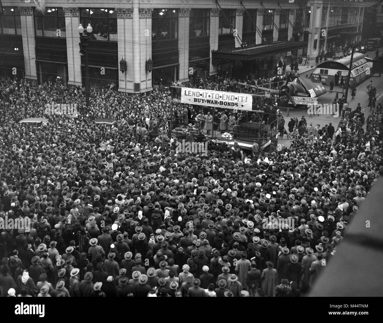 Luftaufnahme des Zweiten Weltkrieges Krieges bond Rally in Chicago Loop, Ca. 1944. Datei name: Stockfoto