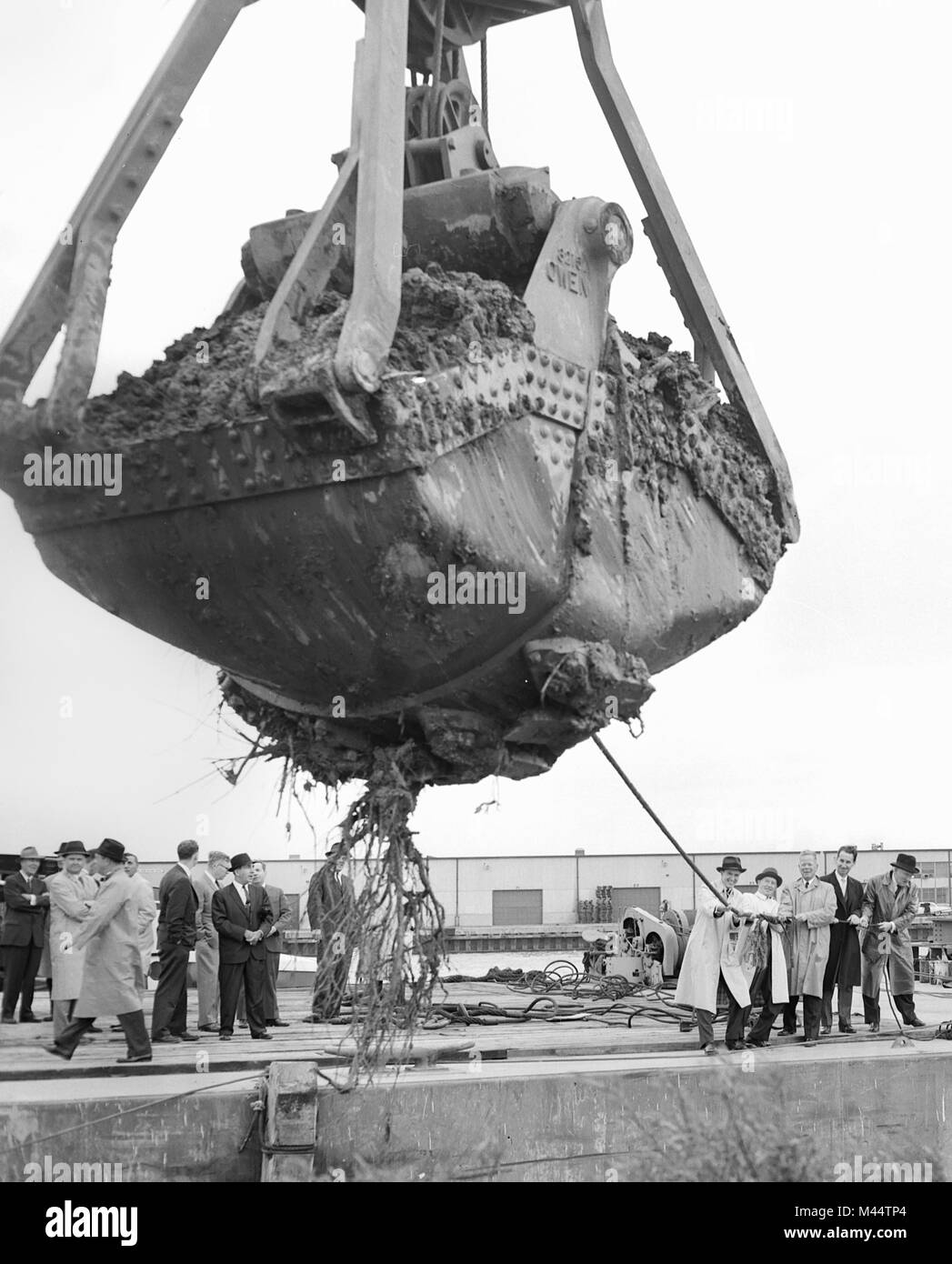 Wirtschaft und bürgerliche Führer vorgeben, schwere Ausrüstung während einer bahnbrechenden an einem Entwicklungsstandort zu unterstützen, Ca. 1961. Stockfoto