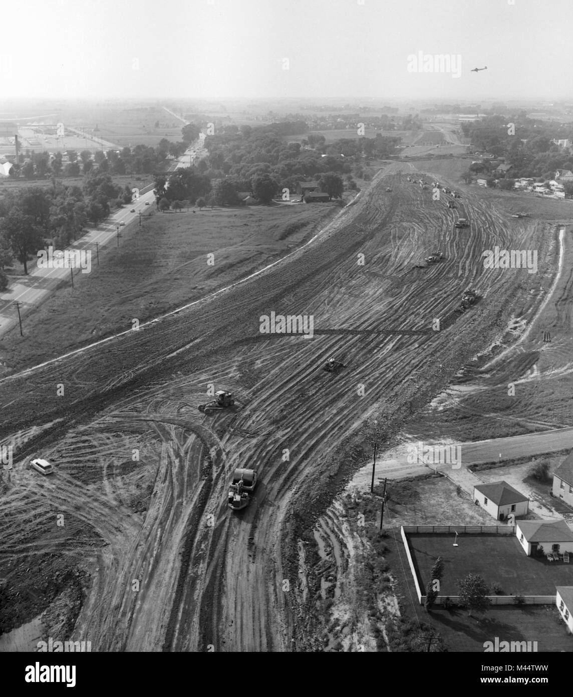 Luftaufnahme von Bau entlang der Beginn der Northwest Tollway aus NW Expressway (Kennedy) und Tri Expressway in Chicago, Ca. 1960. O'Hare Feld in der oberen linken. Stockfoto
