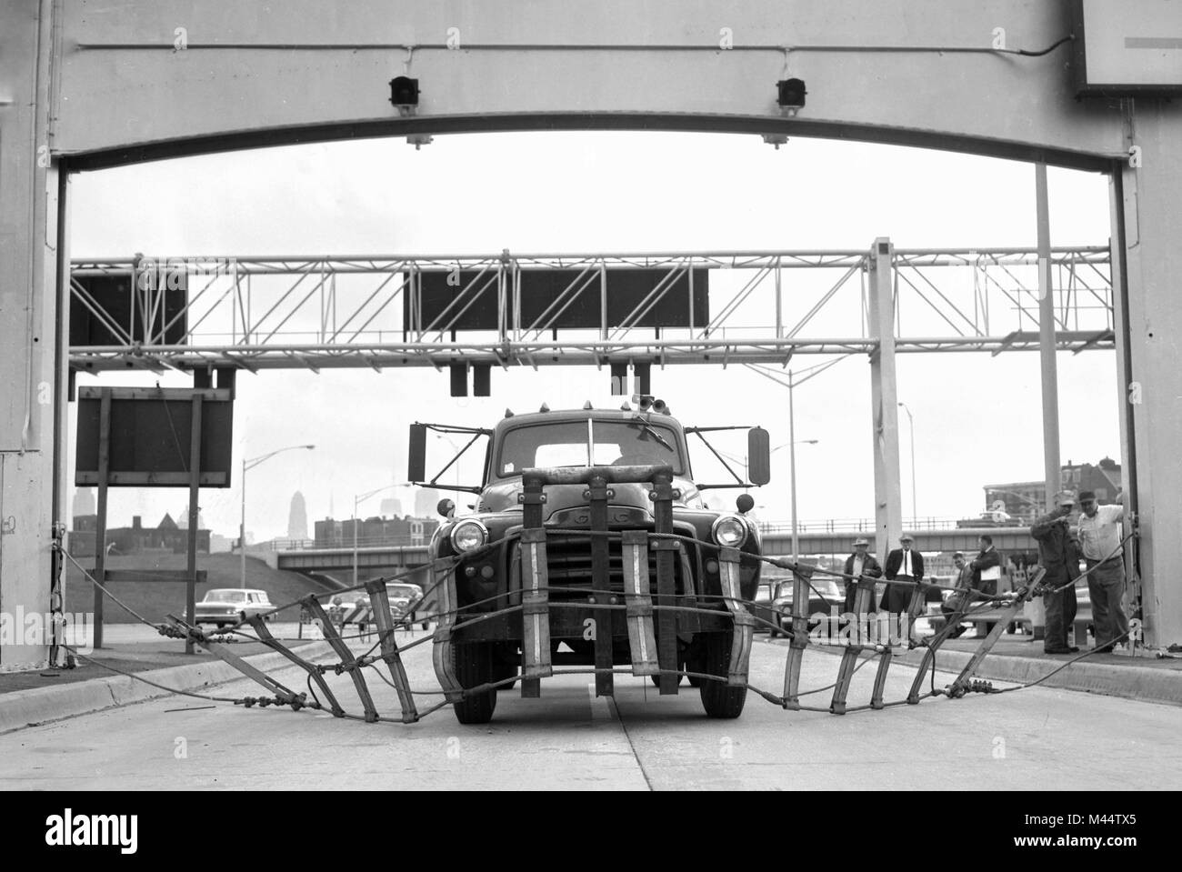 Sicherheit Demonstration einer falschen Art und Weise, wie der Verkehr Barrikade für die reversible Gassen der Kennedy Expressway in Chicago, Ca. 1960. Stockfoto