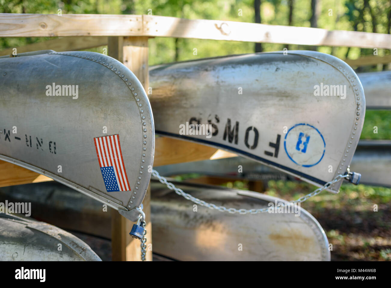 Nahaufnahme der Vermietung Aluminium Kanus mit der Oberseite nach unten auf einem Regal im State Park im Sommer Stockfoto